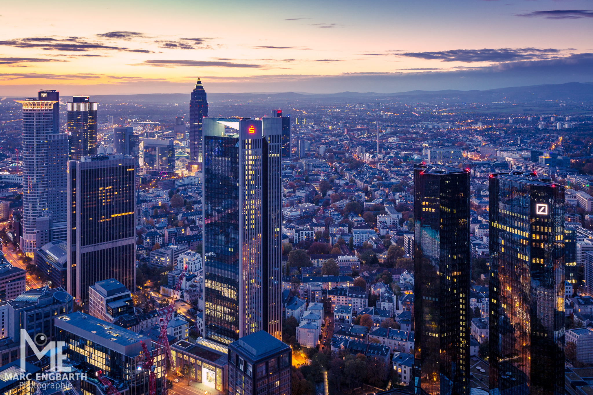 Frankfurter Skyline zur blauen Stunde