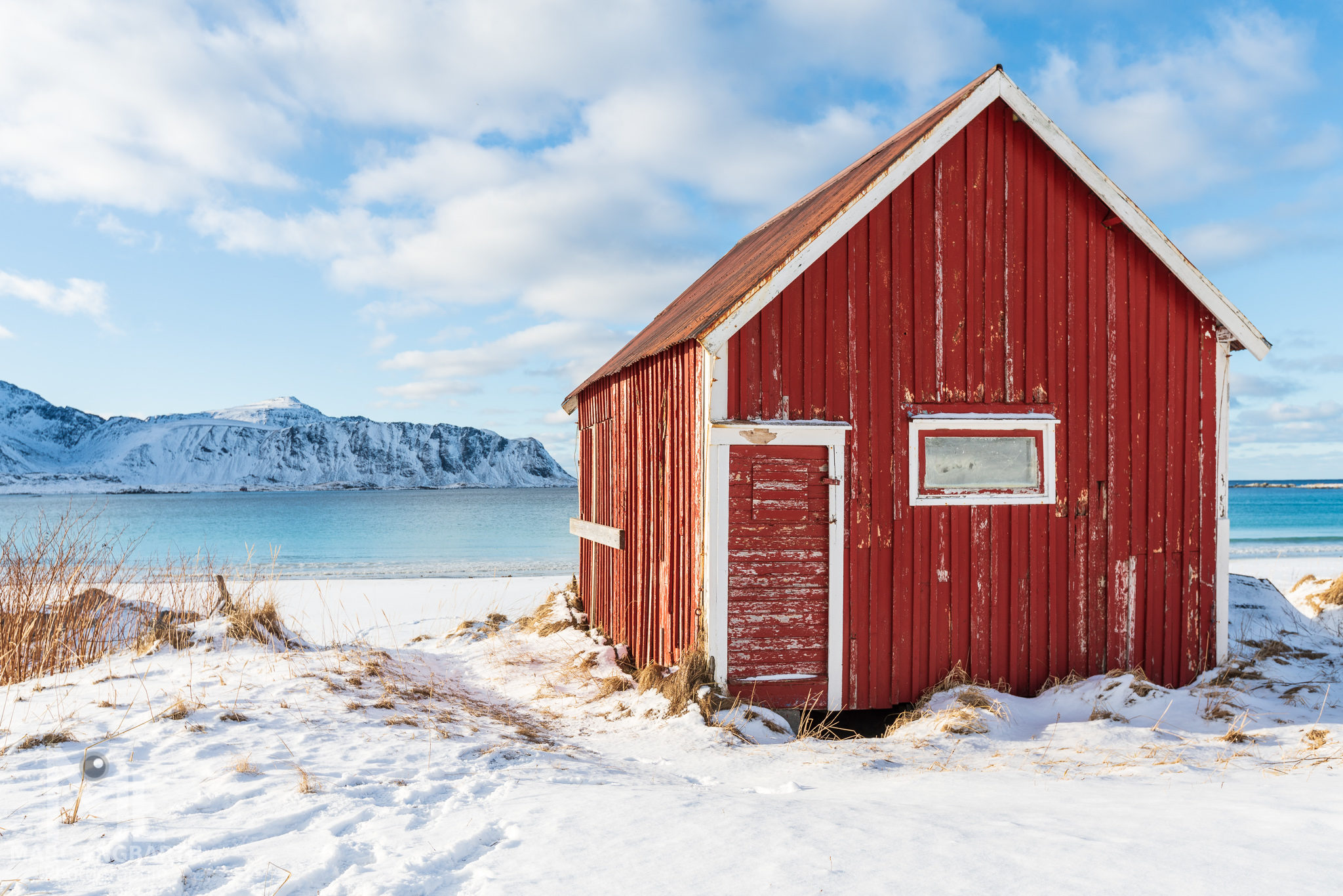 Rote Hütte im Schnee