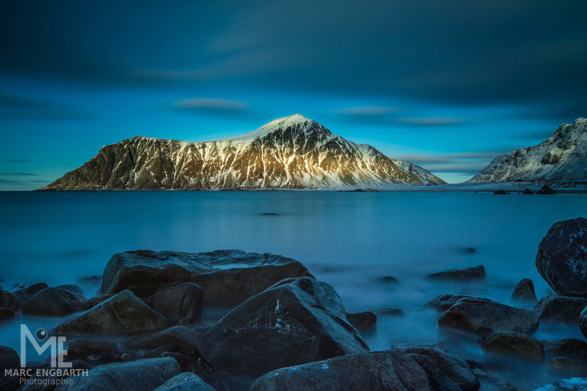 Berg am Fjord zur blauen Stunde