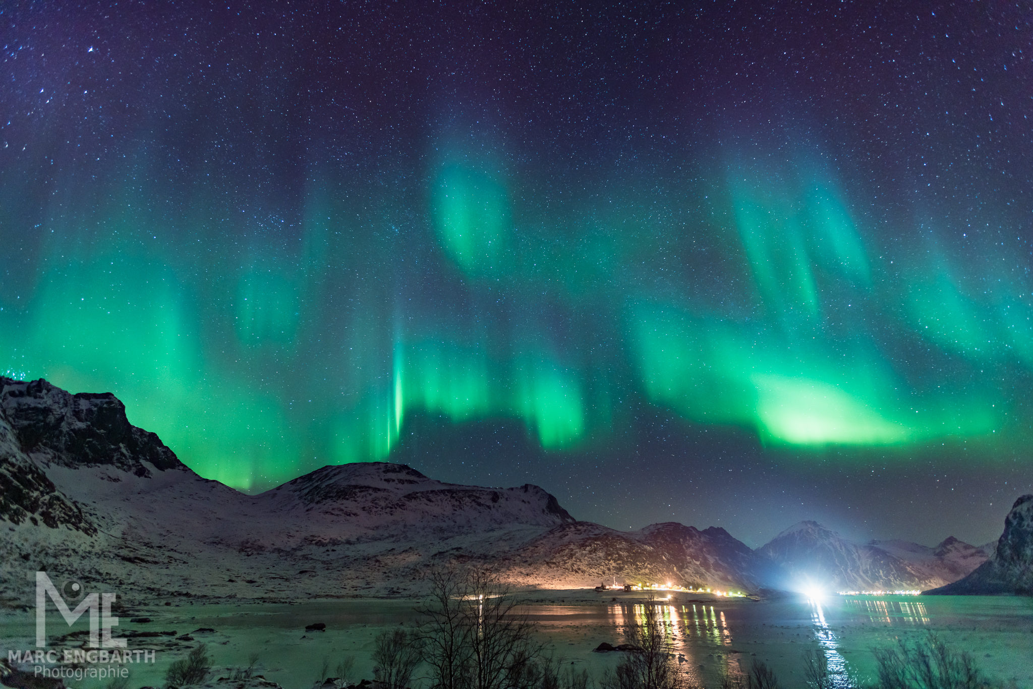Polarlicht über einem Fjord