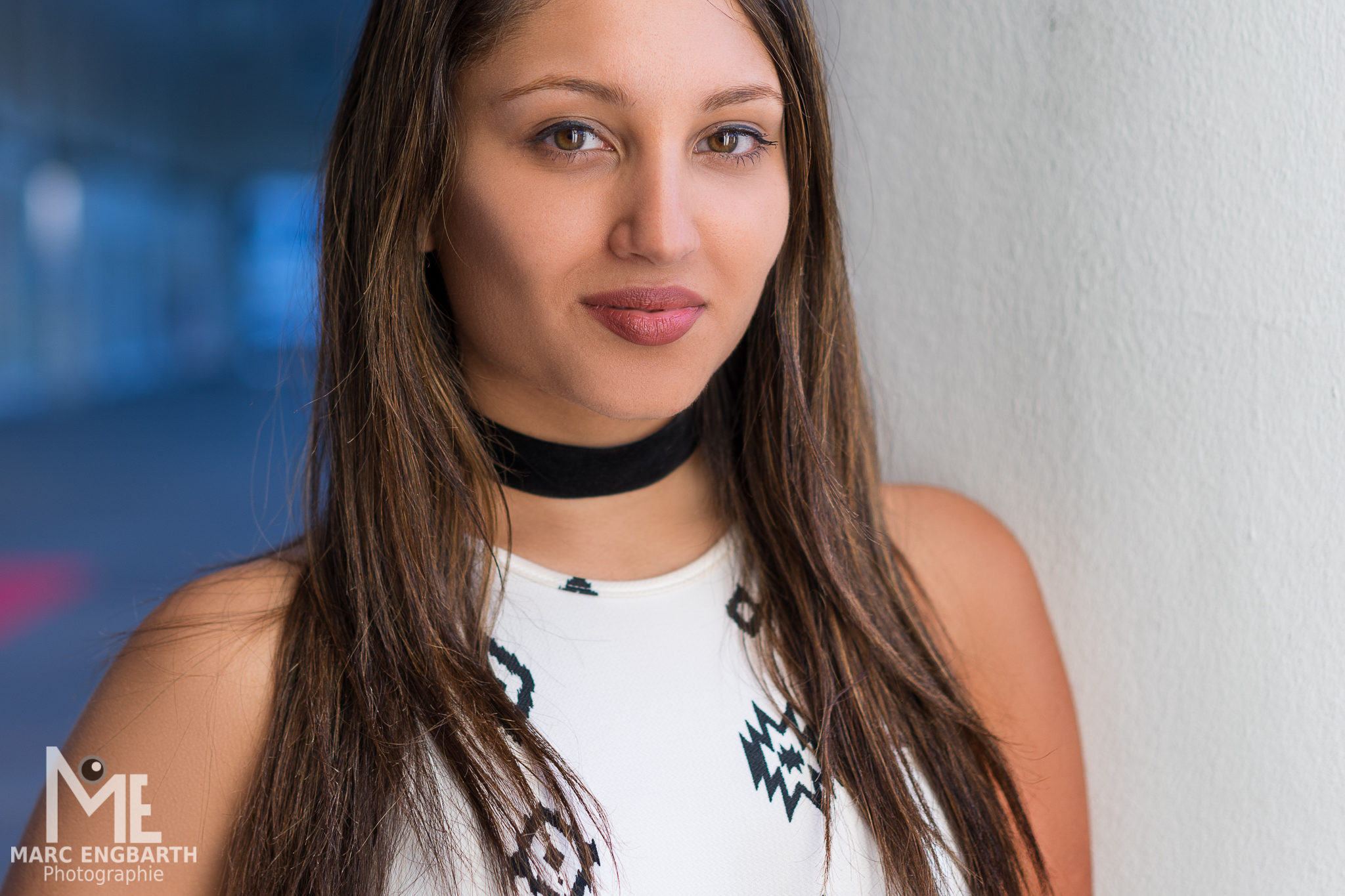 Portrait einer jungen Frau mit Halsband