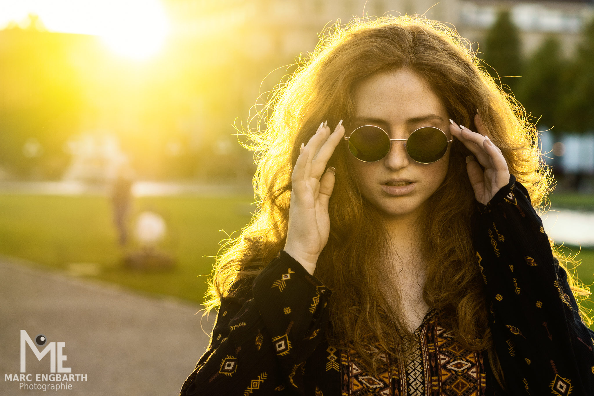 Frau mit Sonnenbrille im Gegenlicht