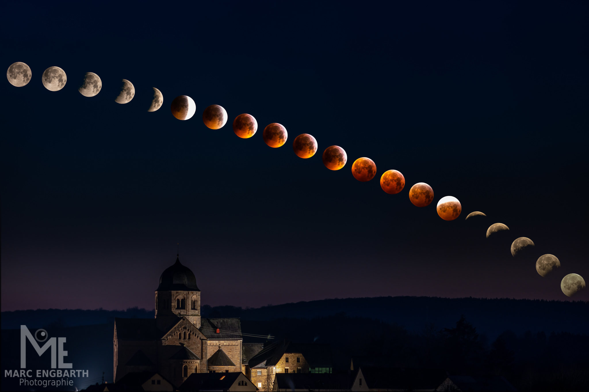 Verlauf einer Mondfinsternis über der Klosterkirche Sponheim