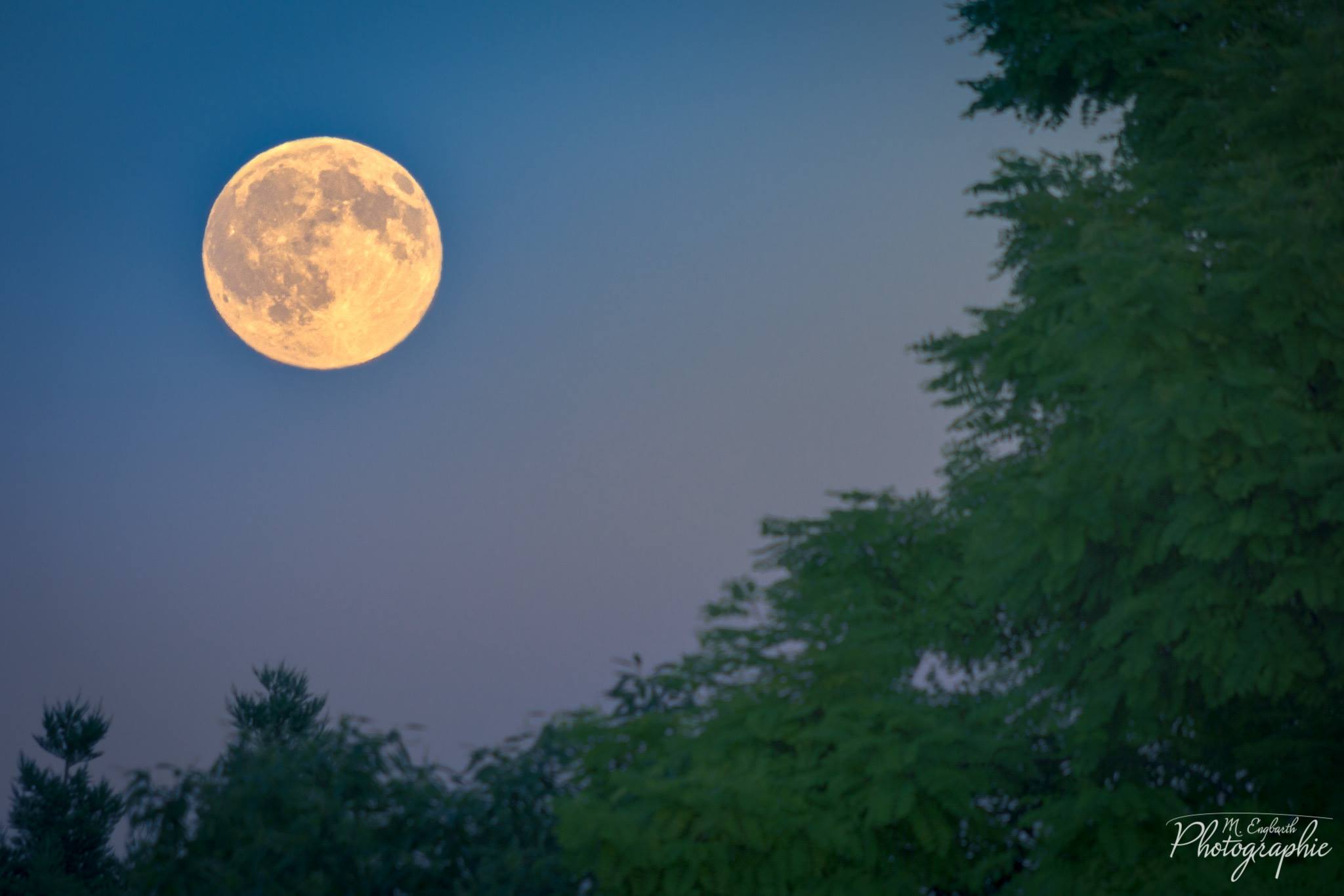 Vollmond als HDR Aufnahme in einer Belichtungsreihe mit …