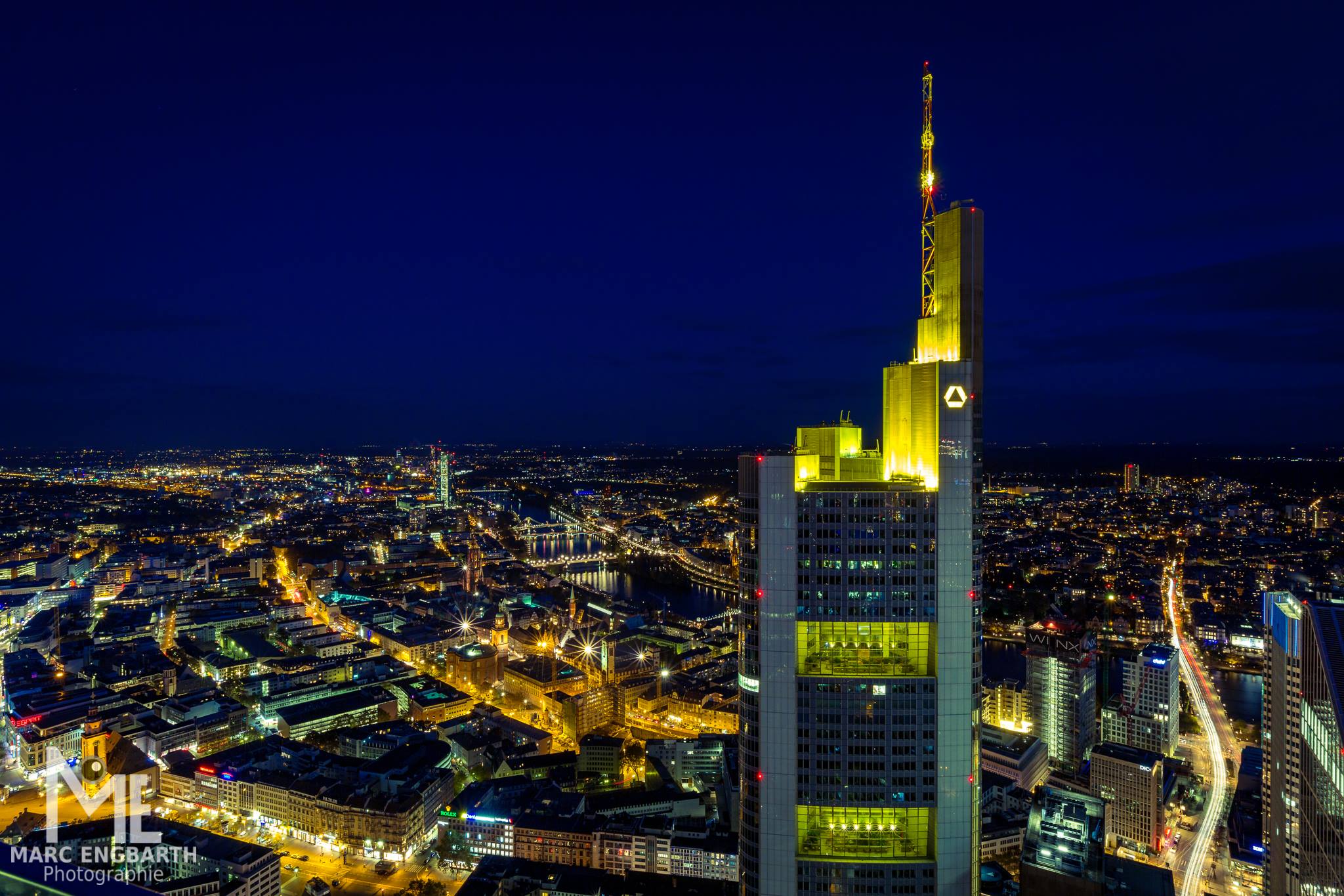Frankfurt bei Nacht aufgenommen vom Maintower aus