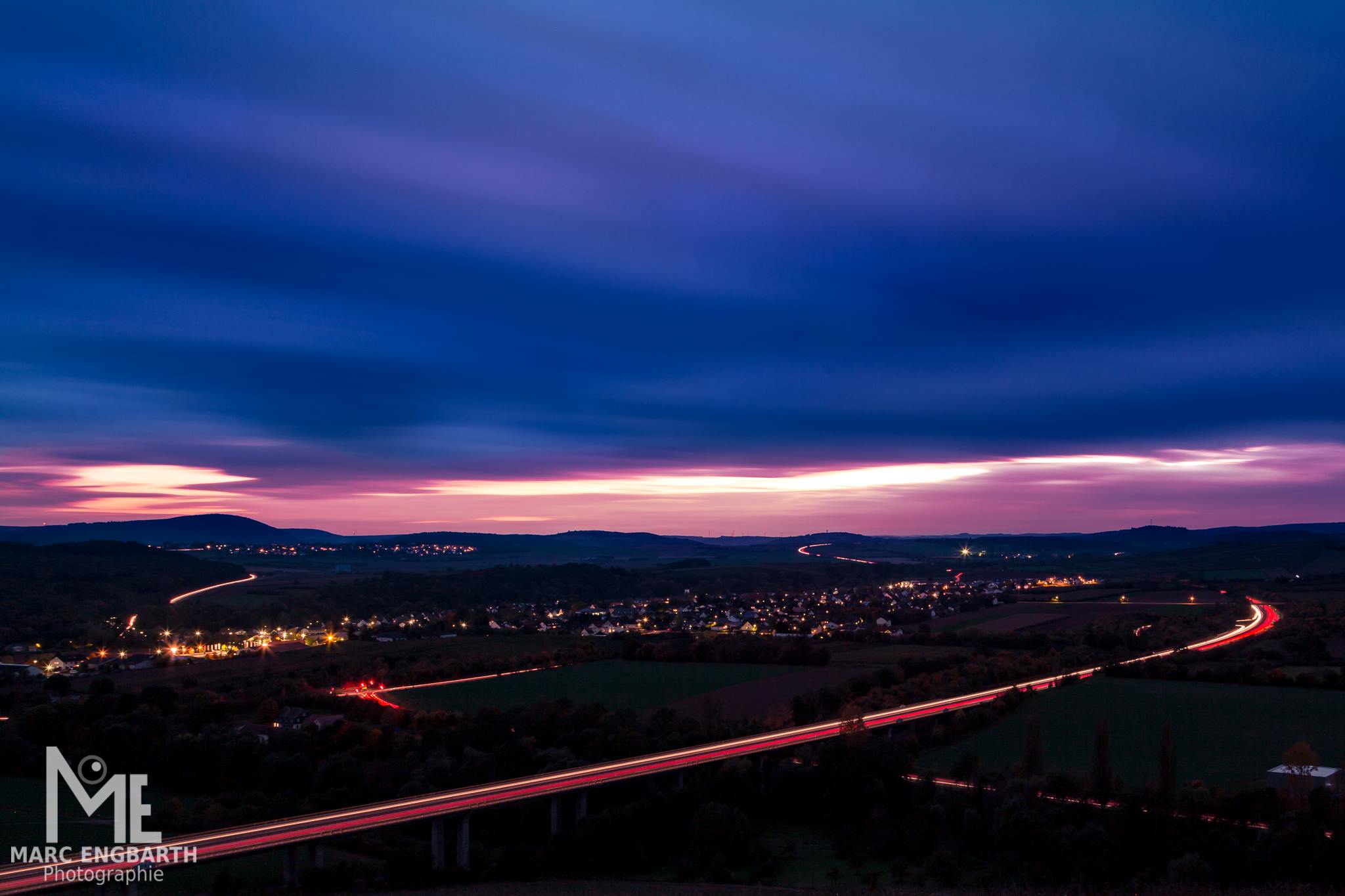 Eine Langzeitbelichtung mit Blick auf Rüdesheim und …