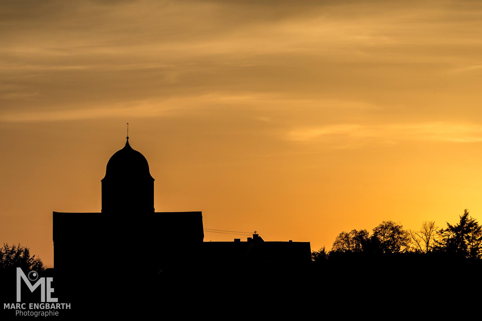 Die Silhouette der Klosterkirche Sponheim zur goldenen …