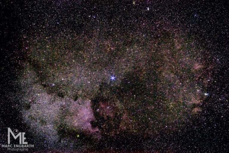 Deneb, Nordamerika- und Pelikannebel Das Foto entstand …
