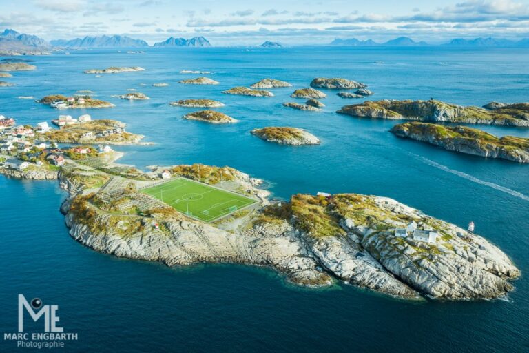 Der Sportplatz in Henningsvær hat eine ganz besondere …