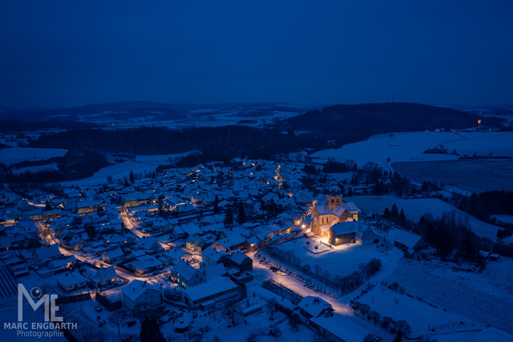 Sponheim im Nachtflug zur blauen Stunde im Schnee …