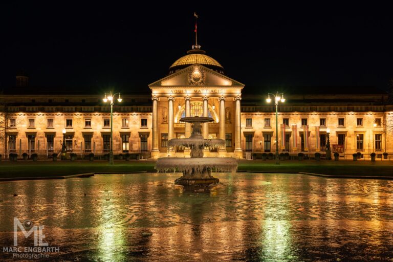 Die vereisten Springbrunnen vor dem Wiesbadener Kurhaus