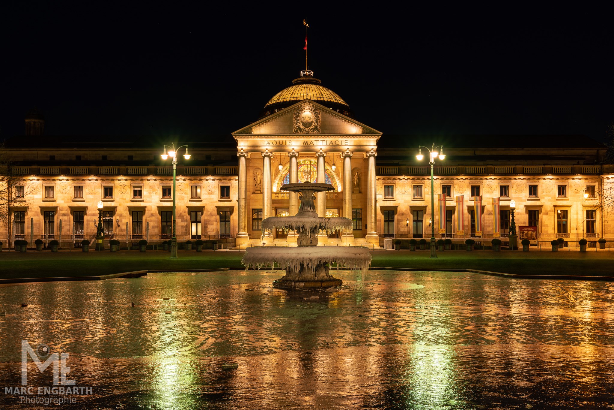 Die vereisten Springbrunnen vor dem Wiesbadener Kurhaus