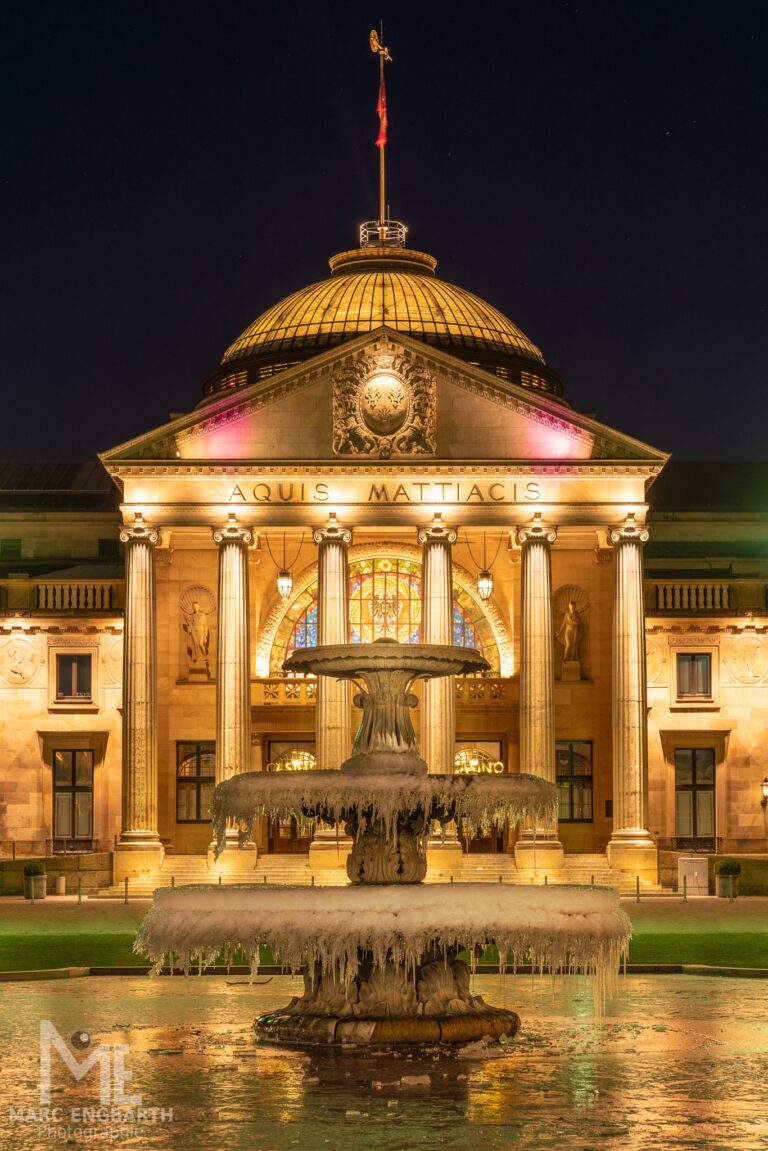Die vereisten Springbrunnen vor dem Wiesbadener Kurhaus