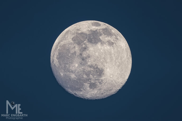 Hier habe ich mal einen Mond, ganz frisch von eben