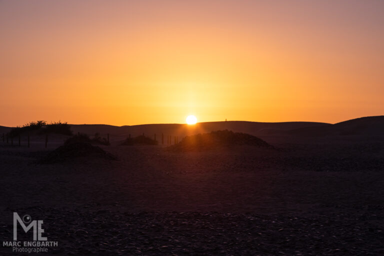 Sonnenuntergang am Strand in den Dünen von Maspalomas auf …
