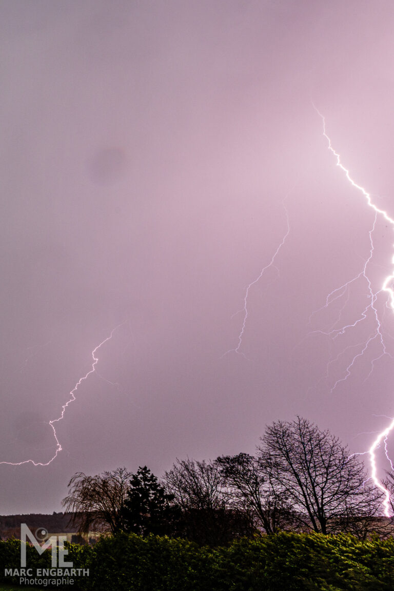 Das erste Gewitter in diesem Jahr ist durch, einen halben …