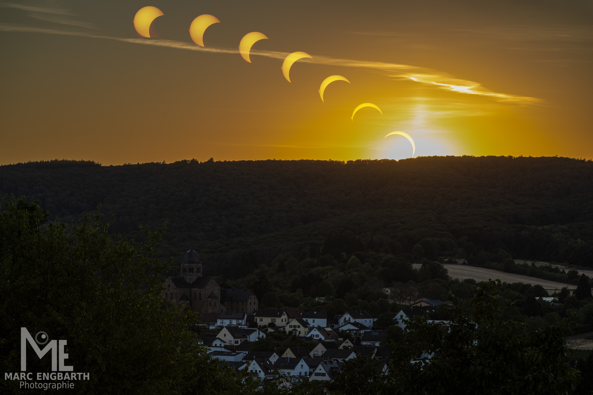 Der Verlauf der Sonnenfinsternis, hier eine Kombination …