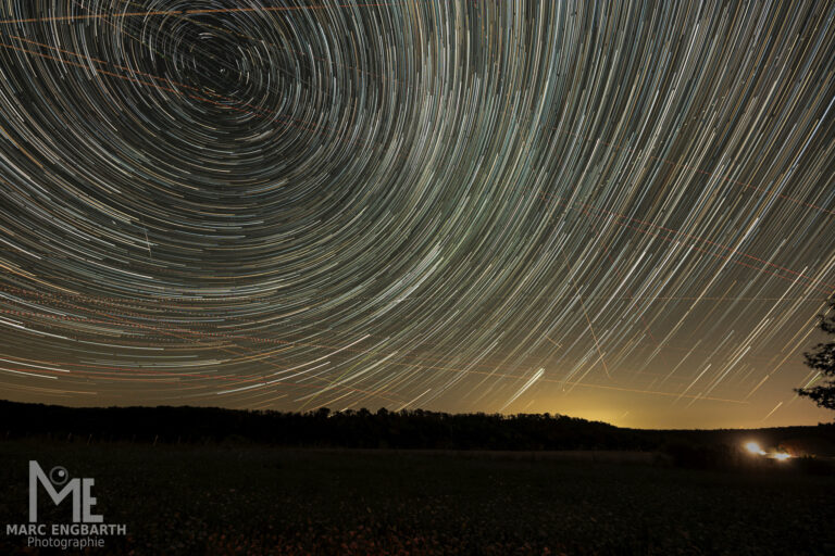 Sternspuren oder Startrails zeigen eindrucksvoll die …