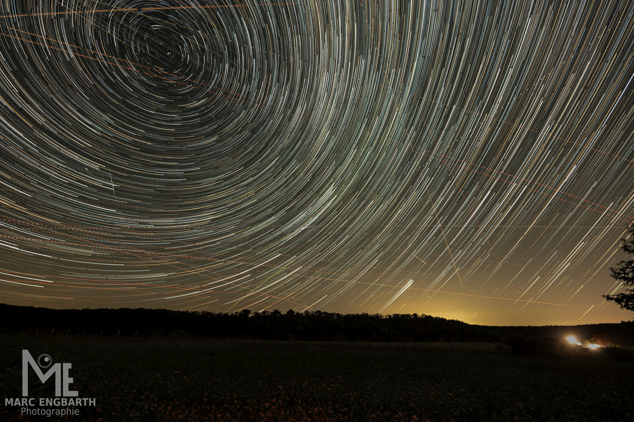 Sternspuren oder Startrails zeigen eindrucksvoll die …