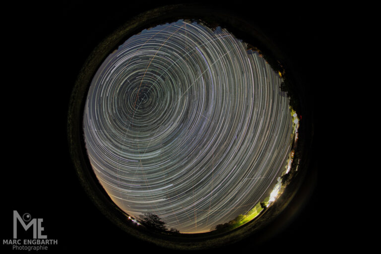 Sternspuren oder Startrails zeigen eindrucksvoll die …